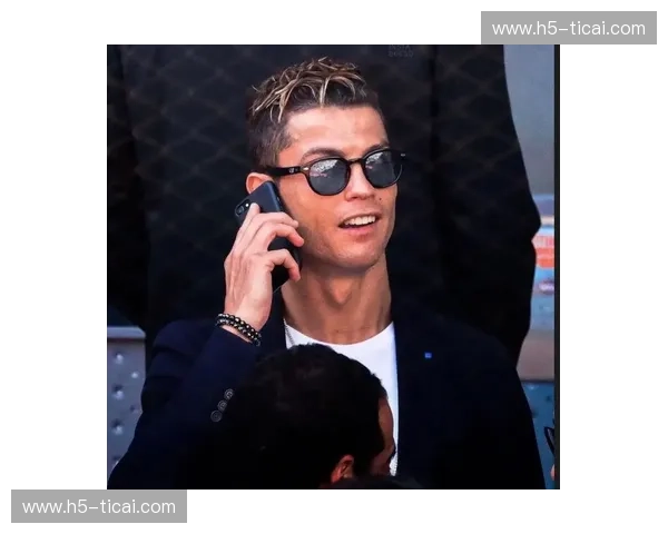 足坛双骄的红蓝记忆：曼联C罗与皇马C罗的绝代风华